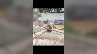 조정 가능한 벽톱 레일 지지대